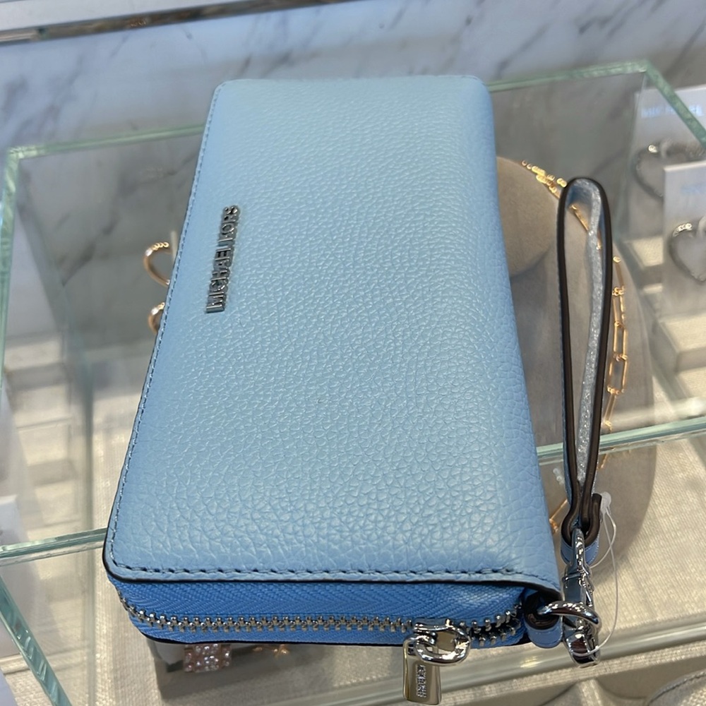 MICHAEL KORS Large Pebbled Leather Continental Wallet Wristlet Phone Holder
NWT - Picture 9 of 16
